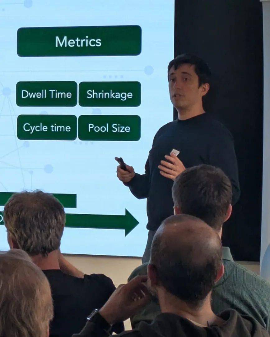 Álvaro Picatoste presenting a metrics model at dbt Meetup Barcelona